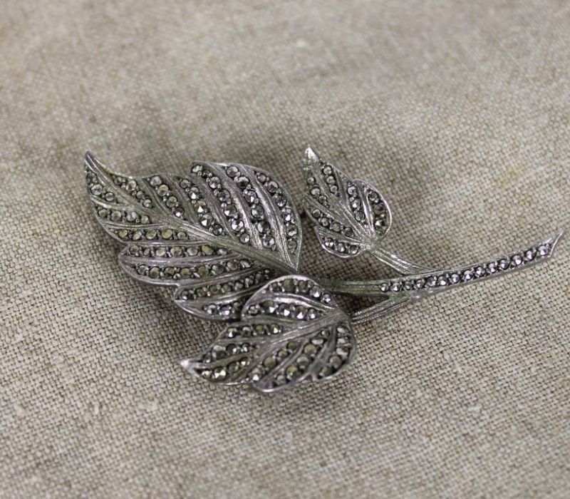 zilveren broche blad markasiet