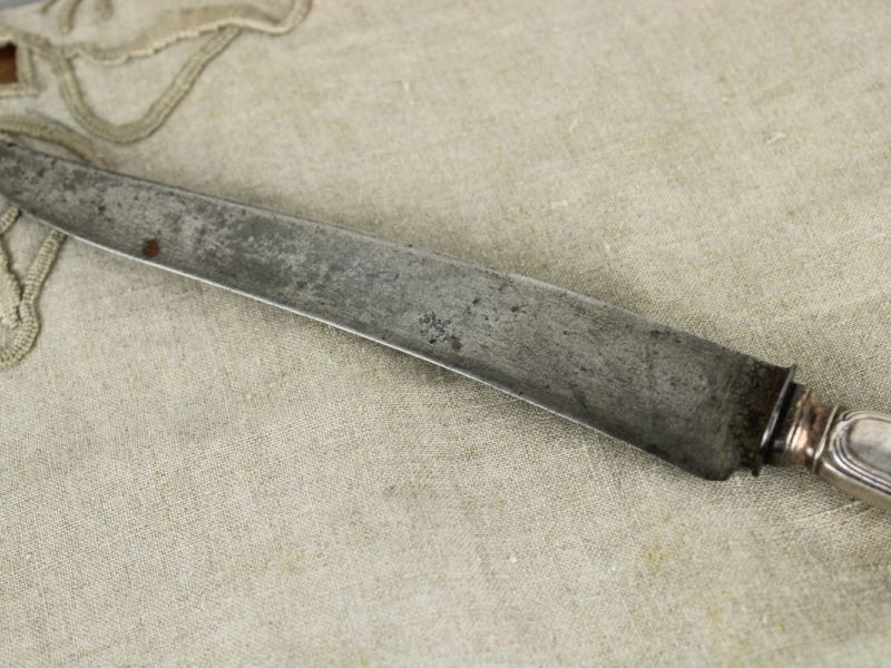 groot mes met verzilverd heft