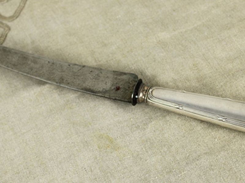 groot mes met verzilverd heft