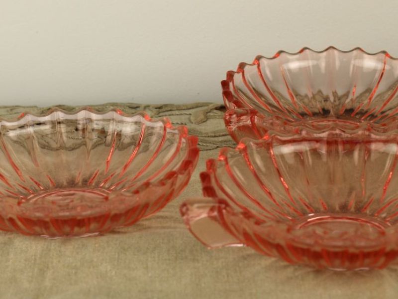 roze persglazen schaaltjes met oor