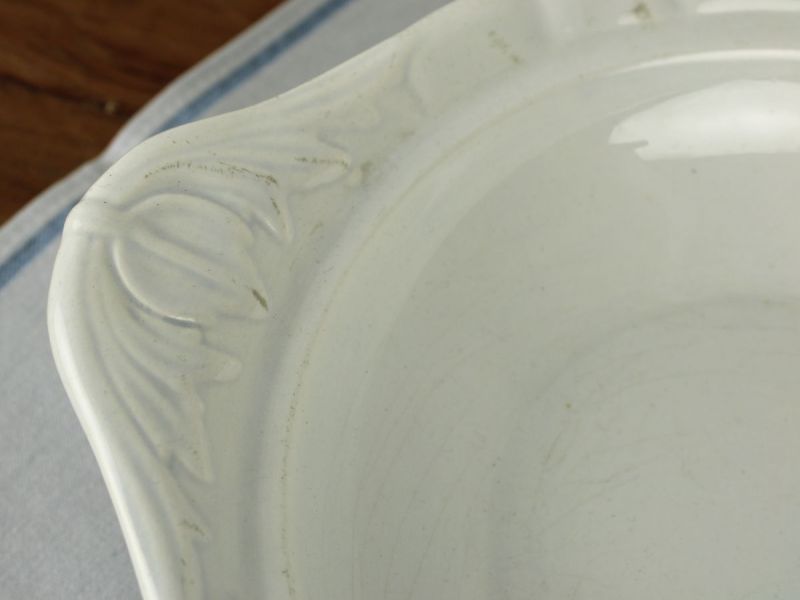 schaal op voet reliëf  tulp