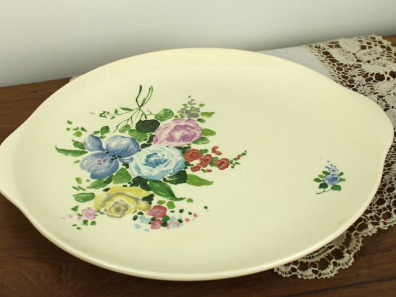 taartschaal met bloemen