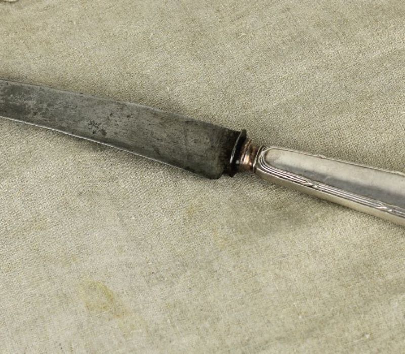 groot mes met verzilverd heft