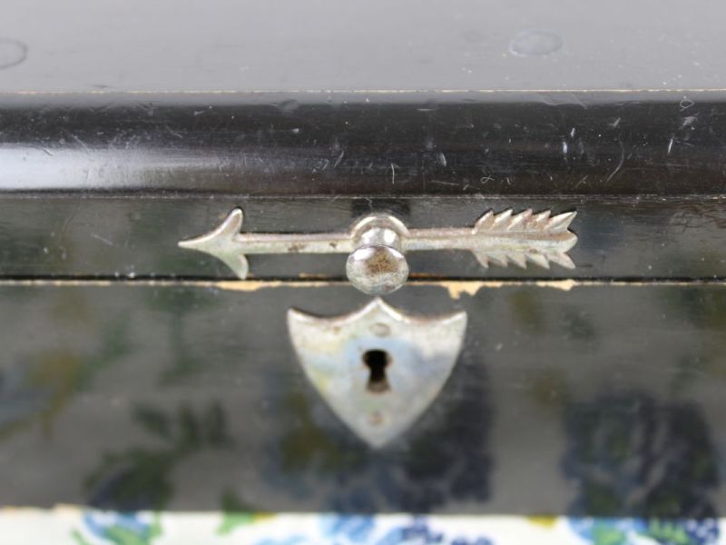 zwart gelakt houten kistje