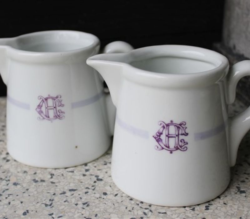 melkkannetje paarse initialen