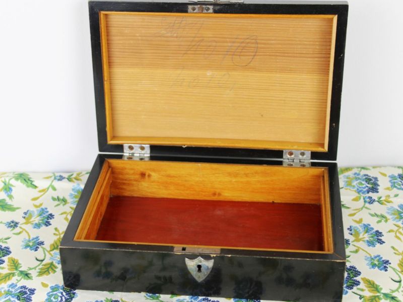 zwart gelakt houten kistje