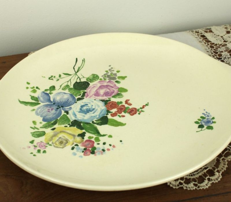 taartschaal met bloemen