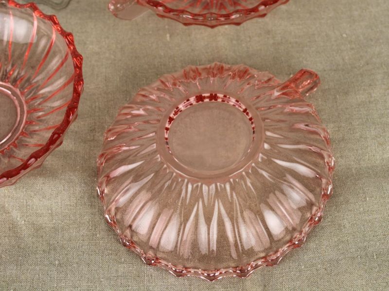 roze persglazen schaaltjes met oor