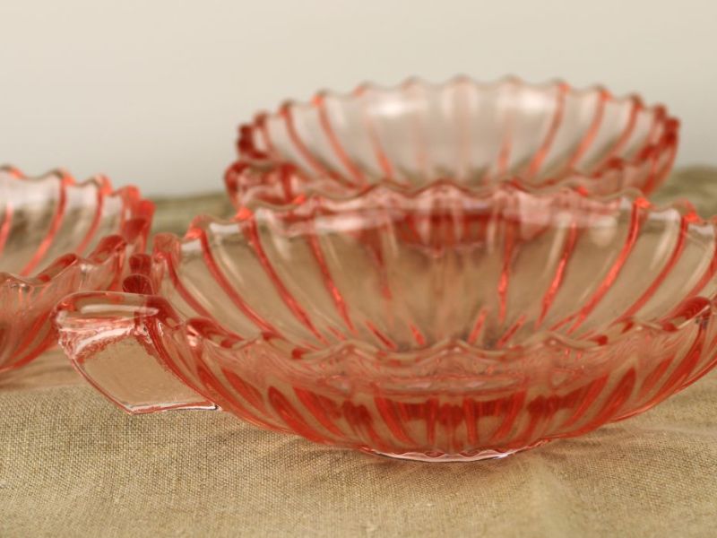 roze persglazen schaaltjes met oor